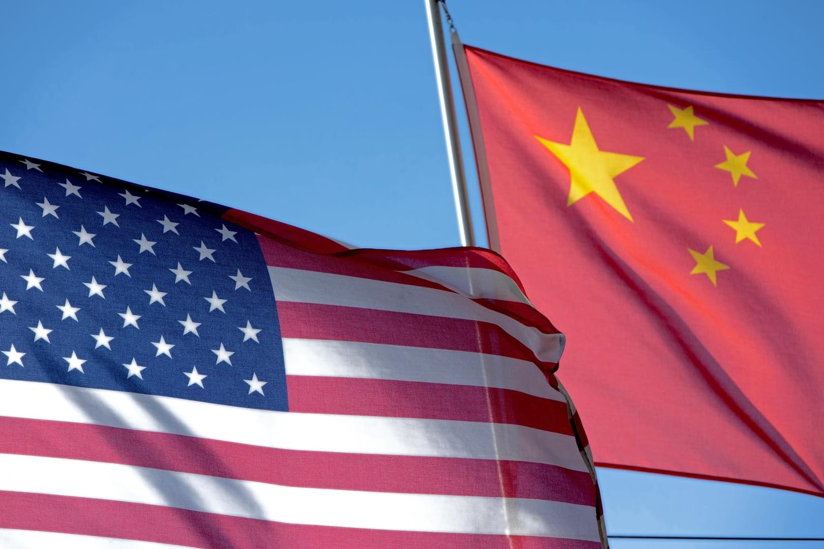 Die US-amerikanische Flagge (links) und die Flagge der Volksrepublik China: Ist ein Ende des Handelsstreits in Sicht?