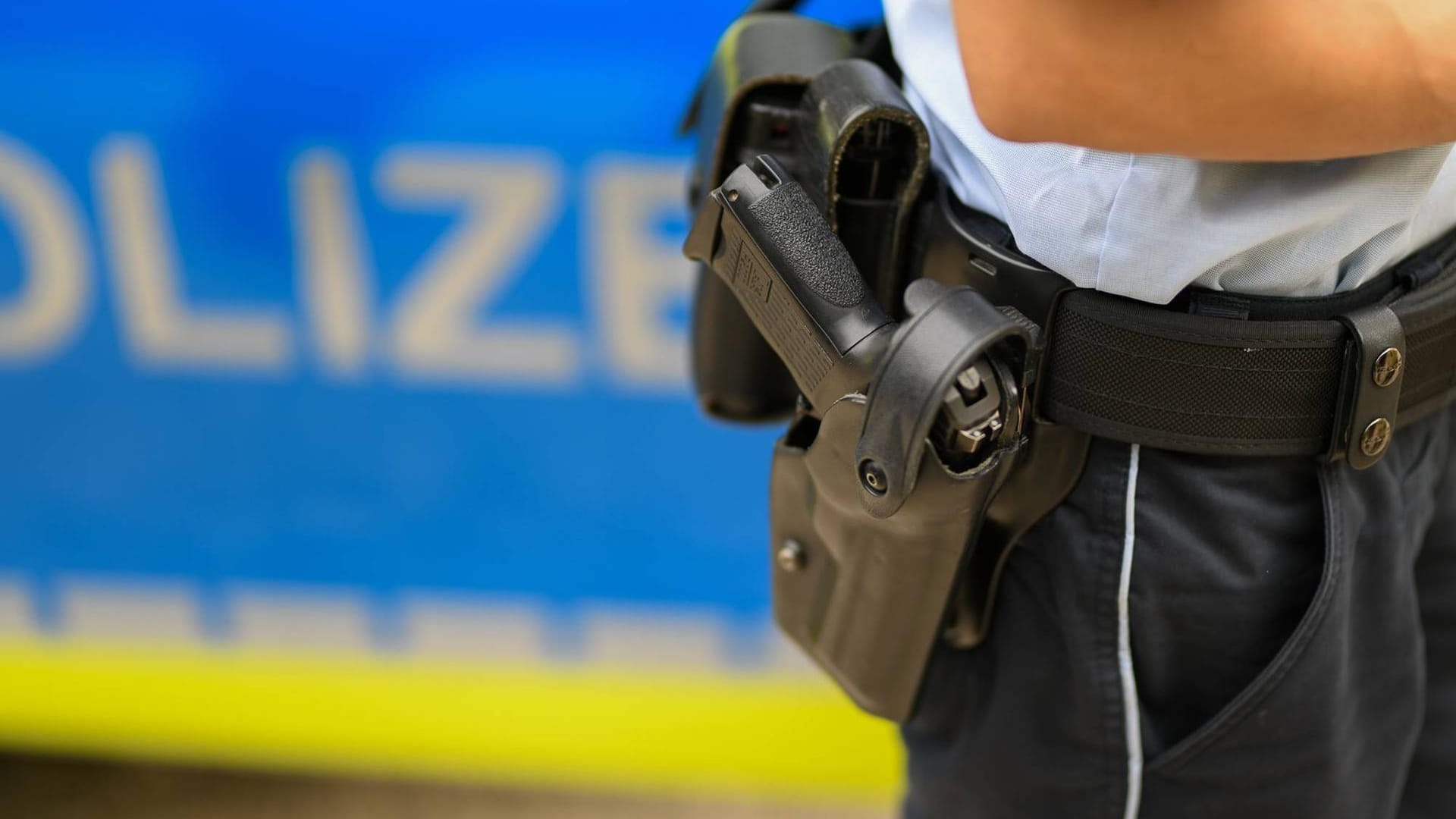 Polizist mit Handschellen: Bei einer bundesweiten Razzia wurden 21 Verdächtige ins Visier genommen. (Symbolbild)