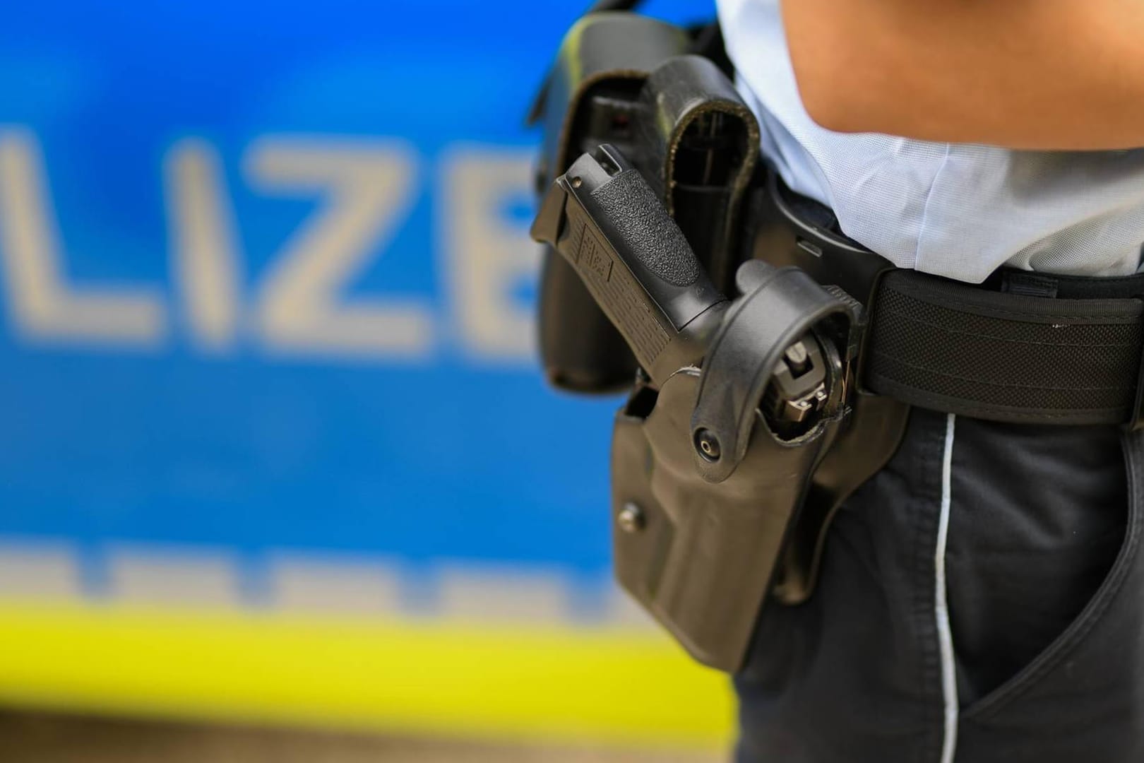 Polizist mit Handschellen: Bei einer bundesweiten Razzia wurden 21 Verdächtige ins Visier genommen. (Symbolbild)