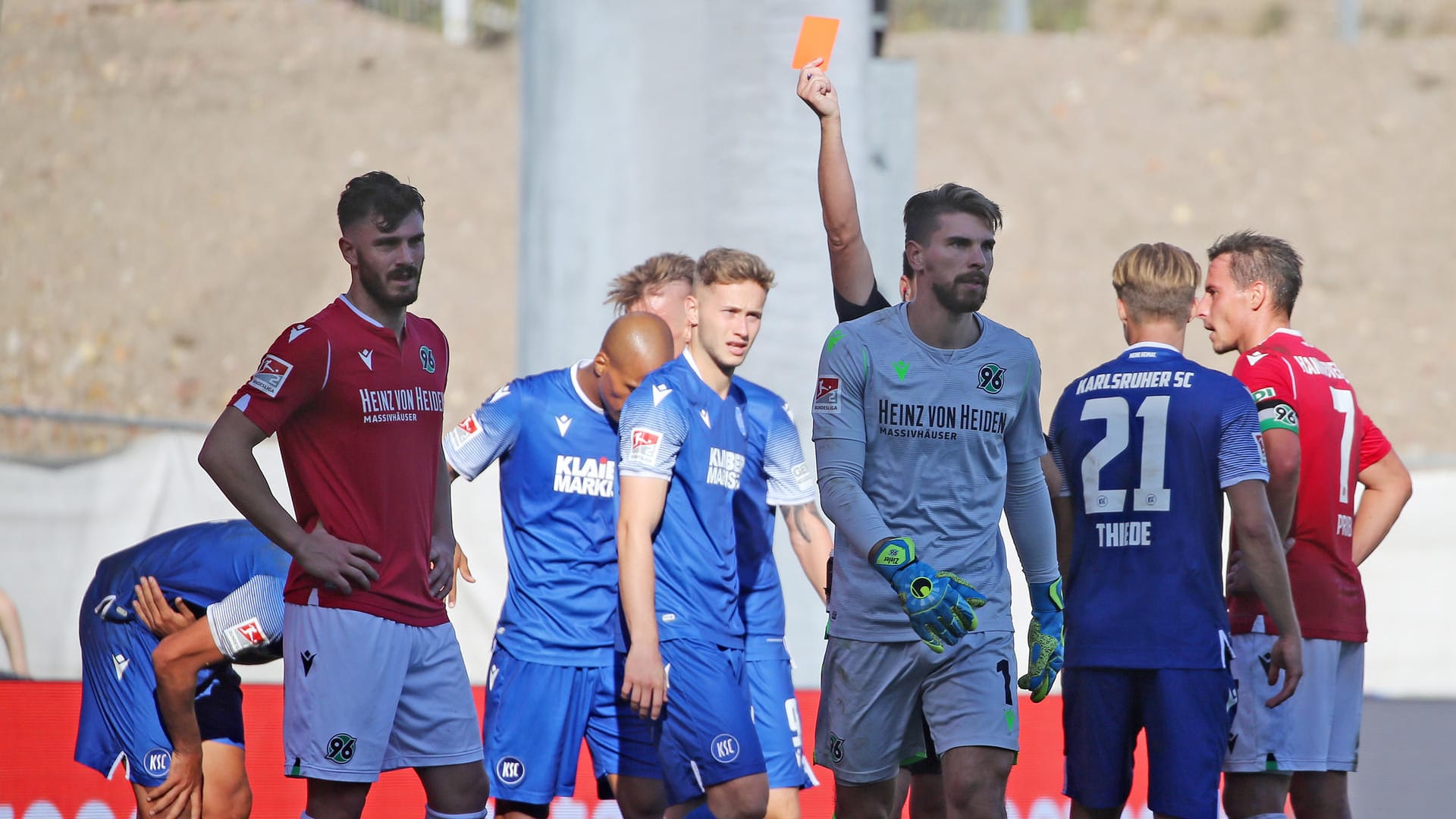 Turbulentes Spiel: Hannover-Torwart Zieler (M.) wird von Schiedsrichter Winkmann vom Platz gestellt.