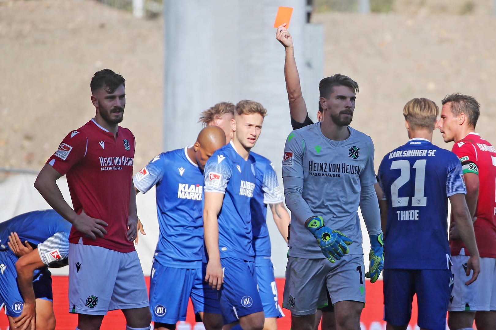 Turbulentes Spiel: Hannover-Torwart Zieler (M.) wird von Schiedsrichter Winkmann vom Platz gestellt.
