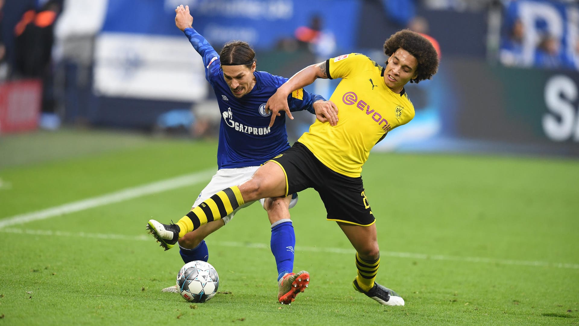 Schalkes Stambouli (l.) gegen Dortmunds Witsel (r.): Insgesamt kam es im Derby zu 18 Fouls und fünf gelbe Karten.