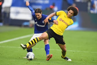 Schalkes Stambouli (l.) gegen Dortmunds Witsel (r.): Insgesamt kam es im Derby zu 18 Fouls und fünf gelbe Karten.