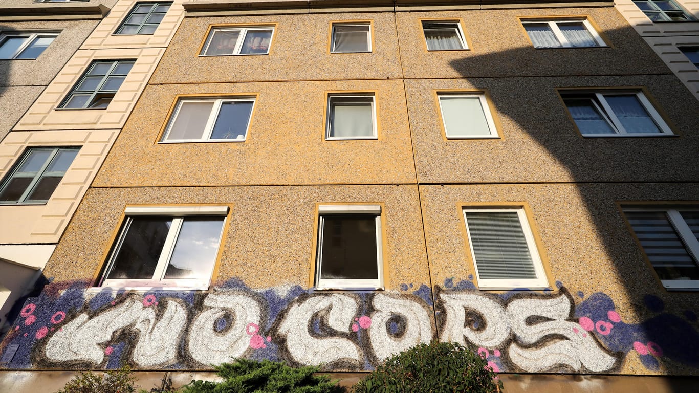 Ein Graffiti in Leipzig Connewitz: "Keine Polizei" – in dem Viertel gibt es immer wieder Zusammenstöße von Polizei und linker Szene.