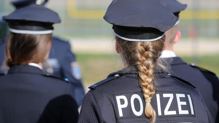 Polizisten im Einsatz: In Südhessen stehen 23 Beamte unter Verdacht, sich an den Asservaten bedient zu haben. (Symbolbild)