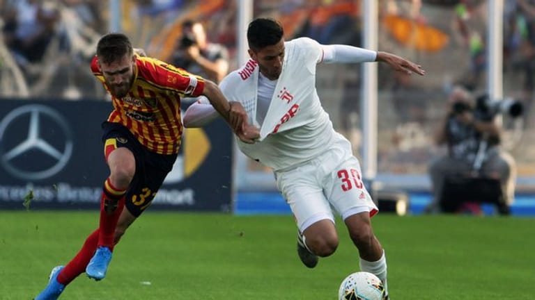 Lecces Zan Majer (l) und Turins Rodrigo Bentancur kämpfen um den Ball.