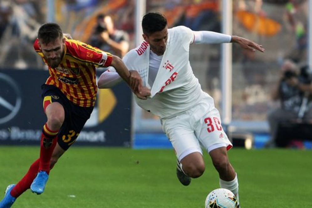 Lecces Zan Majer (l) und Turins Rodrigo Bentancur kämpfen um den Ball.