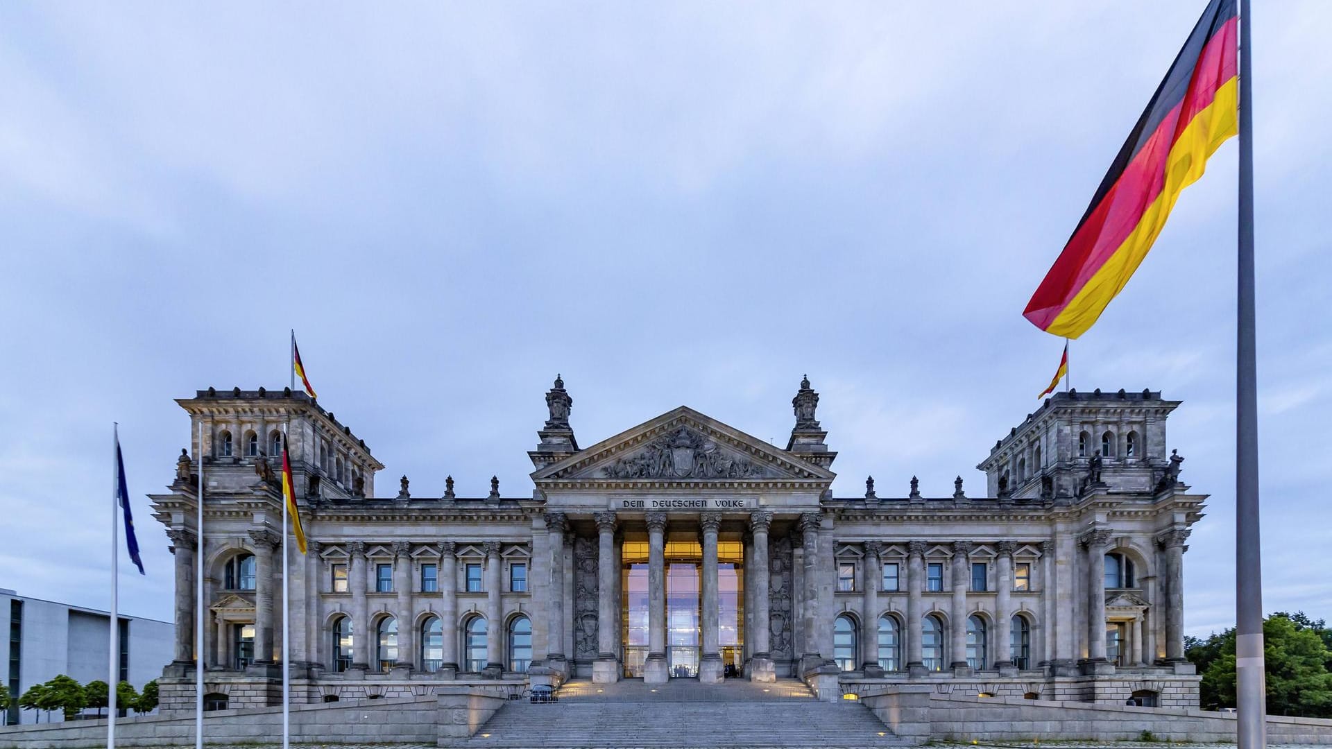 Der Bundestag: Bei einer Umfrage schneidet die Union besser ab als in der Vorwoche. (Symbolbild)