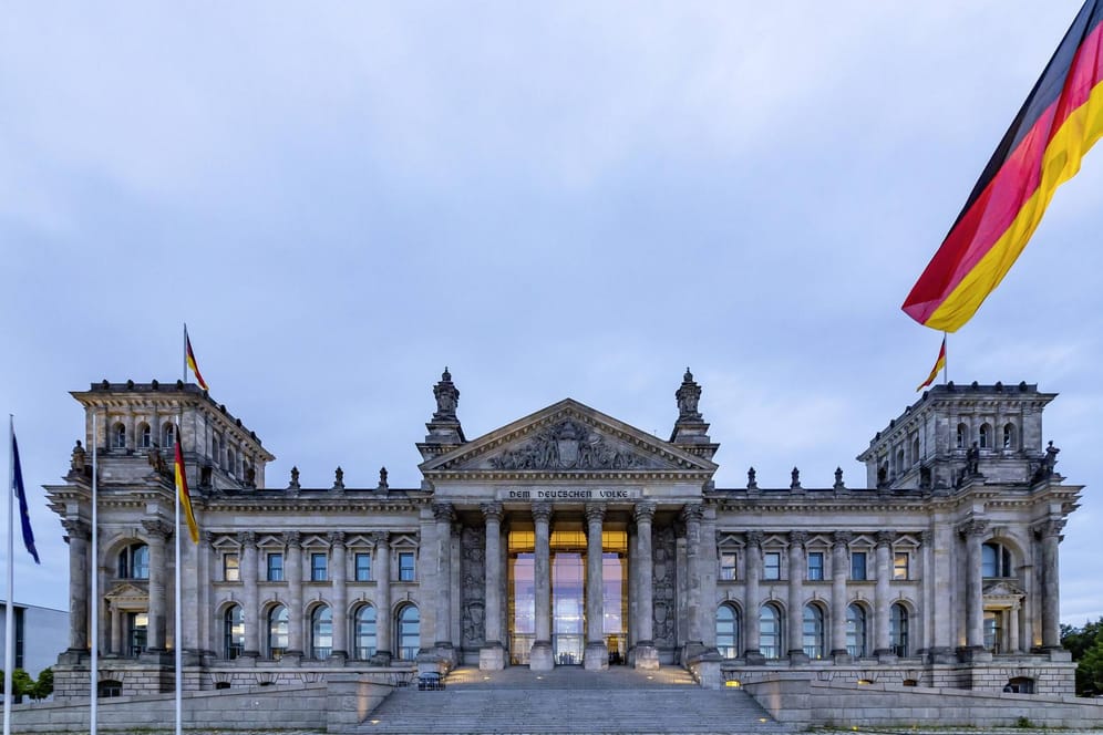 Der Bundestag: Bei einer Umfrage schneidet die Union besser ab als in der Vorwoche. (Symbolbild)