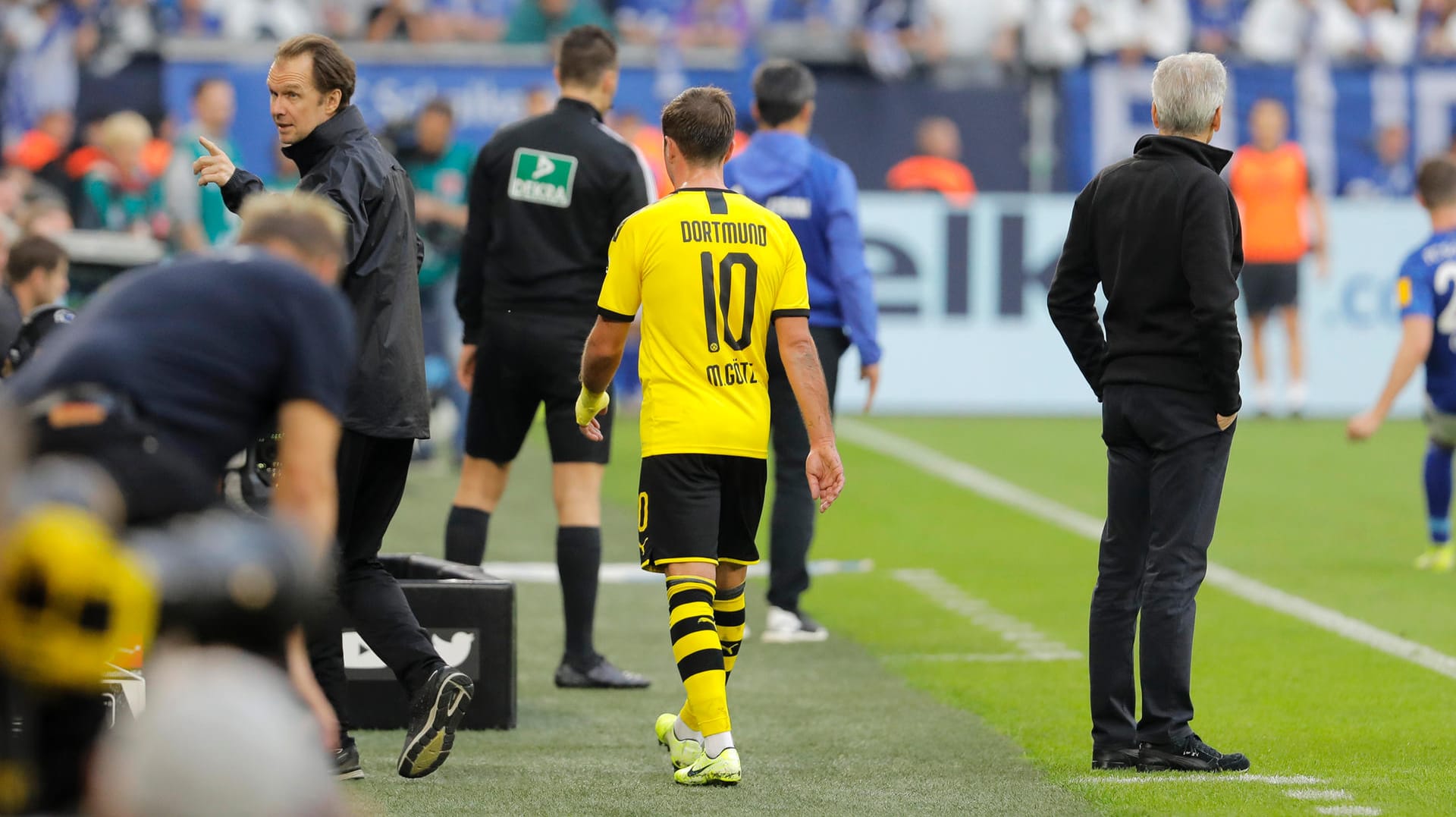 Abgang in Gelsenkirchen: Mario Götze und Lucien Favre beim Moment der Auswechslung.