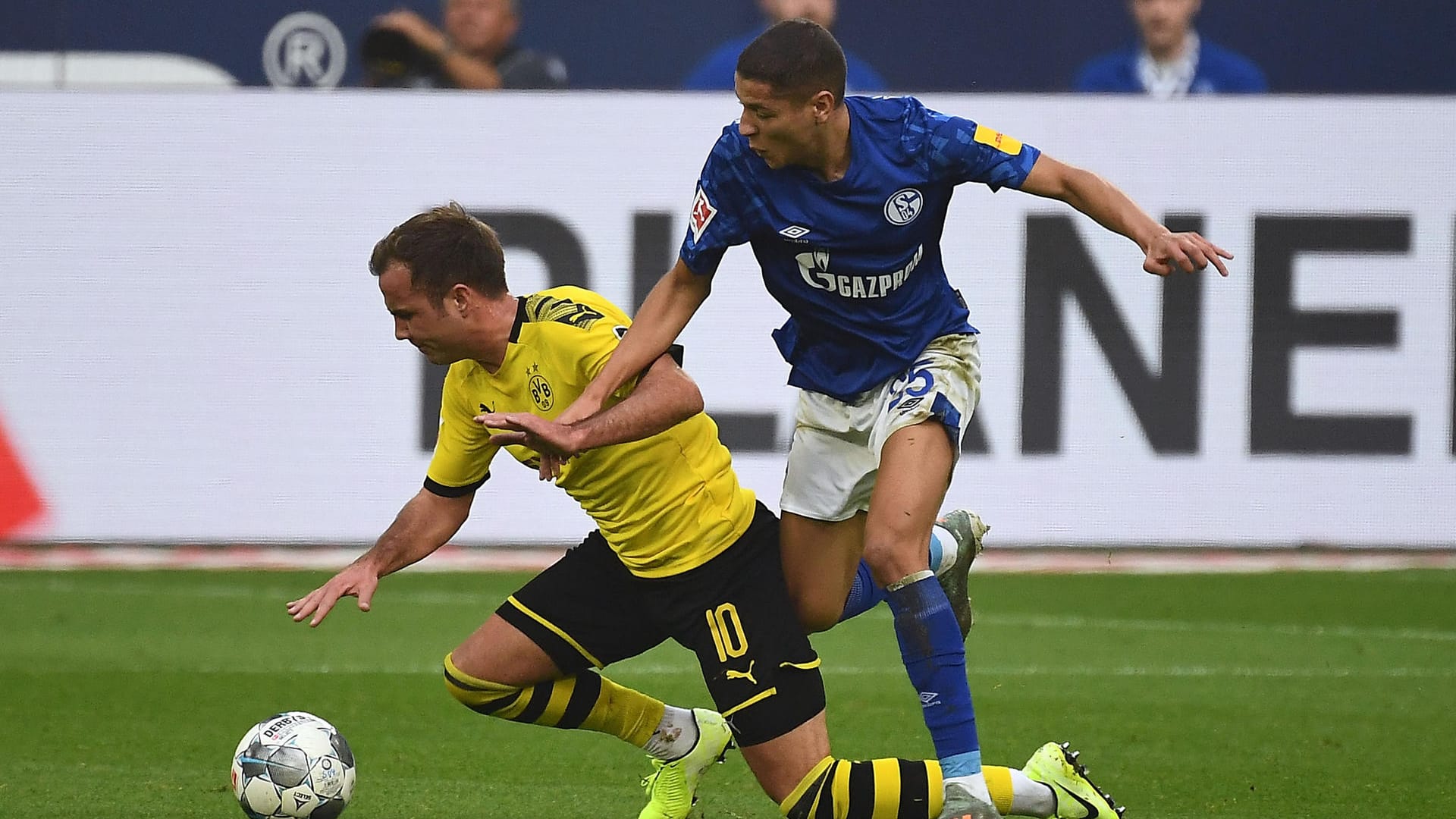 Götze und Harit: Der Dortmunder verließ nach seiner Auswechslung wortlos das Stadion.