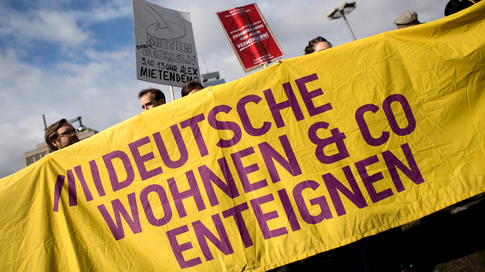 Demonstranten fordern eine Enteignung des größten privaten Immobilieninvestors Deutsche Wohnen: Die SPD hält diese Maßnahme zur Zeit für falsch. Demonstranten fordern eine Enteignung des größten privaten Immobilieninvestors Deutsche Wohnen: Die SPD hält diese Maßnahme zur Zeit für falsch.