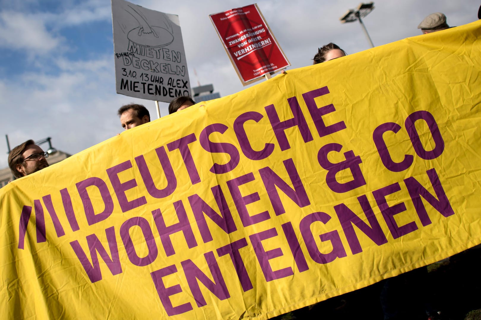 Demonstranten fordern eine Enteignung des größten privaten Immobilieninvestors Deutsche Wohnen: Die SPD hält diese Maßnahme zur Zeit für falsch.