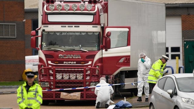 Polizisten und Mitarbeiter der Spurensicherung arbeiten am 23.