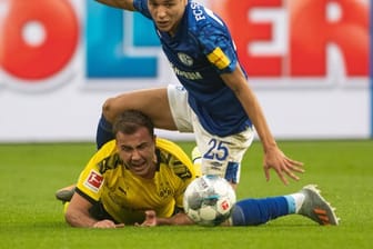 Dortmunds Mario Götze (unten) hat im Revierderby eine Handverletzung davongetragen.