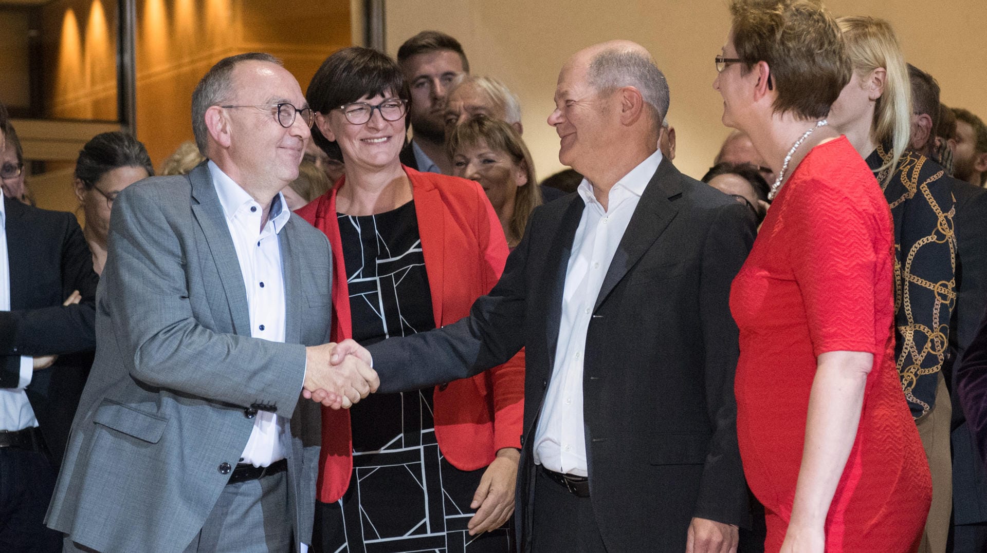 Norbert Walter-Borjans (li.) mit Saskia Esken und Olaf Scholz mit Klara Geywitz: Die zwei Duos treffen sich in der Stichwahl wieder.