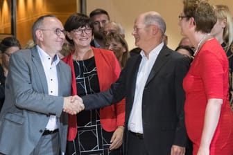 Norbert Walter-Borjans (li.) mit Saskia Esken und Olaf Scholz mit Klara Geywitz: Die zwei Duos treffen sich in der Stichwahl wieder.