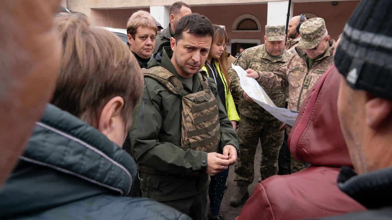 Der ukrainische Präsident Wolodymyr Selenskyj: Bei einem Besuch in der Ostukraine hat er für einen Truppenabzug geworben.