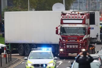Der Lastwagen, in dem die Leichen der 39 Flüchtlinge gefunden wurden: Der Angeklagte Fahrer ist ein 25-Jähriger aus Nordirland.