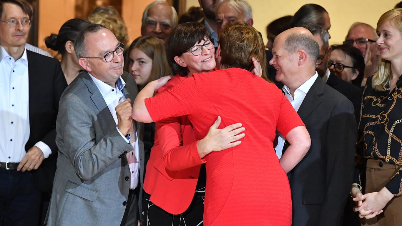 Saskia Esken (li.) und Klara Geywitz umarmen sich und gratulieren einander zum Einzug in die Stichwahl.