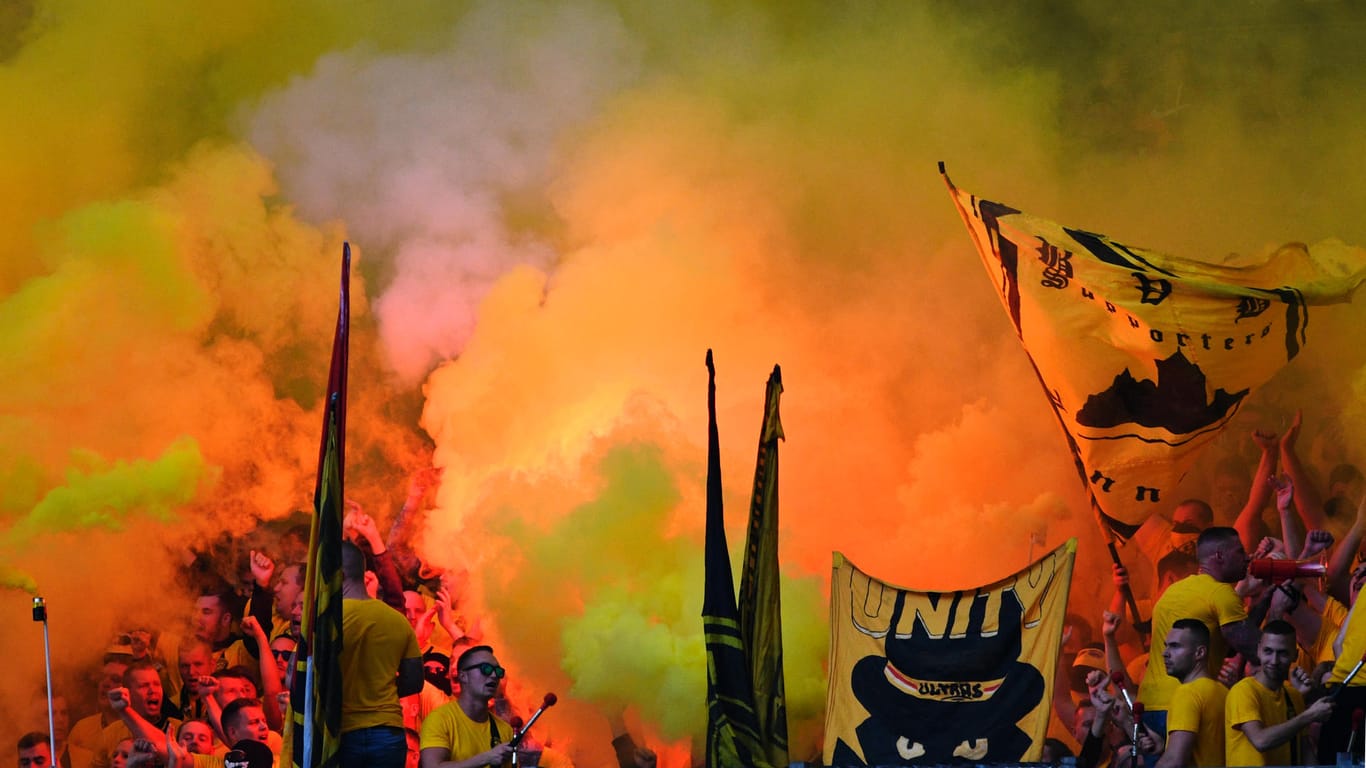 Unschöne Bilder: Pyrotechnik im Dortmunder Fanblock während der Partie auf Schalke.