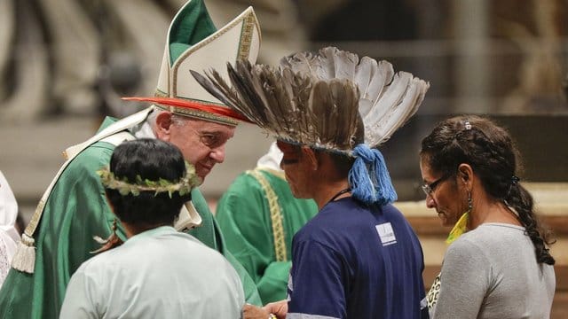 Im Rahmen der Amazonas-Synode trifft Papst Franziskus im Vatikan Mitglieder eines indigenen Volkes. Im Rahmen der Amazonas-Synode trifft Papst Franziskus im Vatikan Mitglieder eines indigenen Volkes.