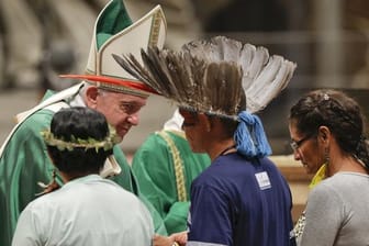 Im Rahmen der Amazonas-Synode trifft Papst Franziskus im Vatikan Mitglieder eines indigenen Volkes.