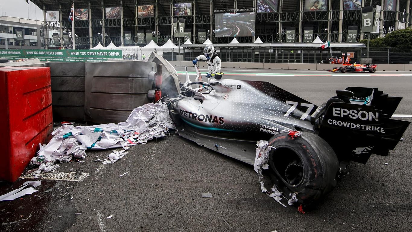 Mercedes-Pilot Valtteri Bottas: Er steigt nach dem Crash aus seinem Boliden.
