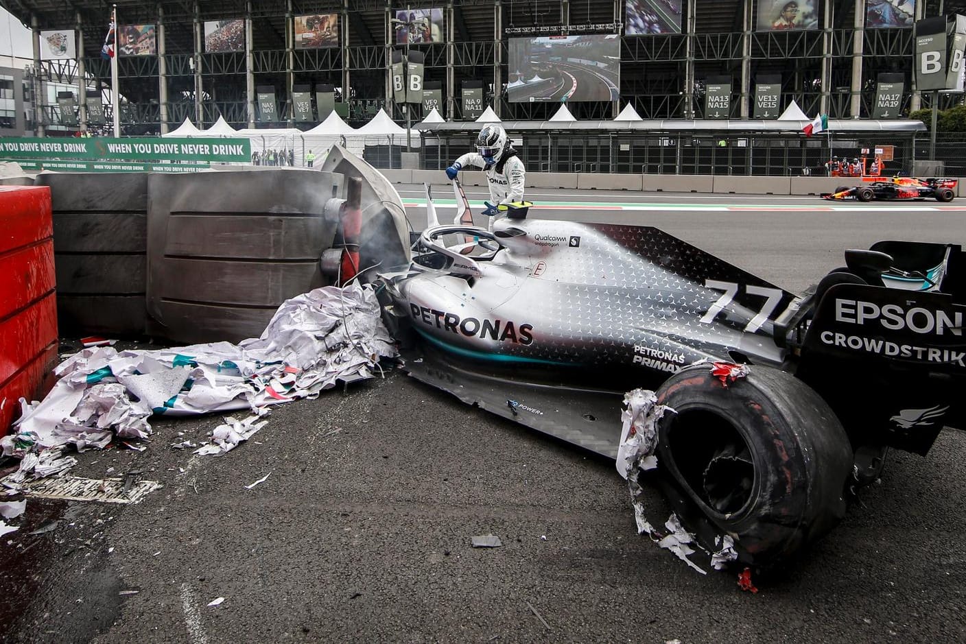 Mercedes-Pilot Valtteri Bottas: Er steigt nach dem Crash aus seinem Boliden.