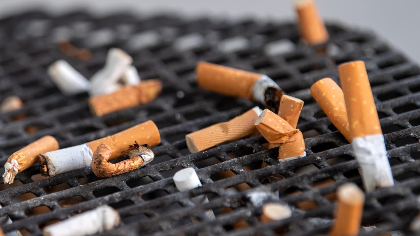 Zigarettenstummel in einem Aschenbecher: Sie sind weltweit das am häufigsten weggeworfene Abfallprodukt.