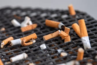 Zigarettenstummel in einem Aschenbecher: Sie sind weltweit das am häufigsten weggeworfene Abfallprodukt.