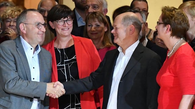 Die Kandidatenpaare Norbert Walter-Borjans (l) und Saskia Esken sowie Olaf Scholz und Klara Geywitz gratulieren einander zum Einzug in die Stichwahl. Die Kandidatenpaare Norbert Walter-Borjans (l) und Saskia Esken sowie Olaf Scholz und Klara Geywitz gratulieren einander zum Einzug in die Stichwahl.