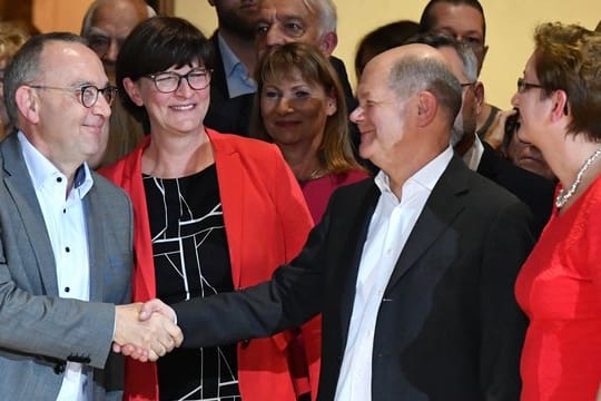 Die Kandidatenpaare Norbert Walter-Borjans (l) und Saskia Esken sowie Olaf Scholz und Klara Geywitz gratulieren einander zum Einzug in die Stichwahl.