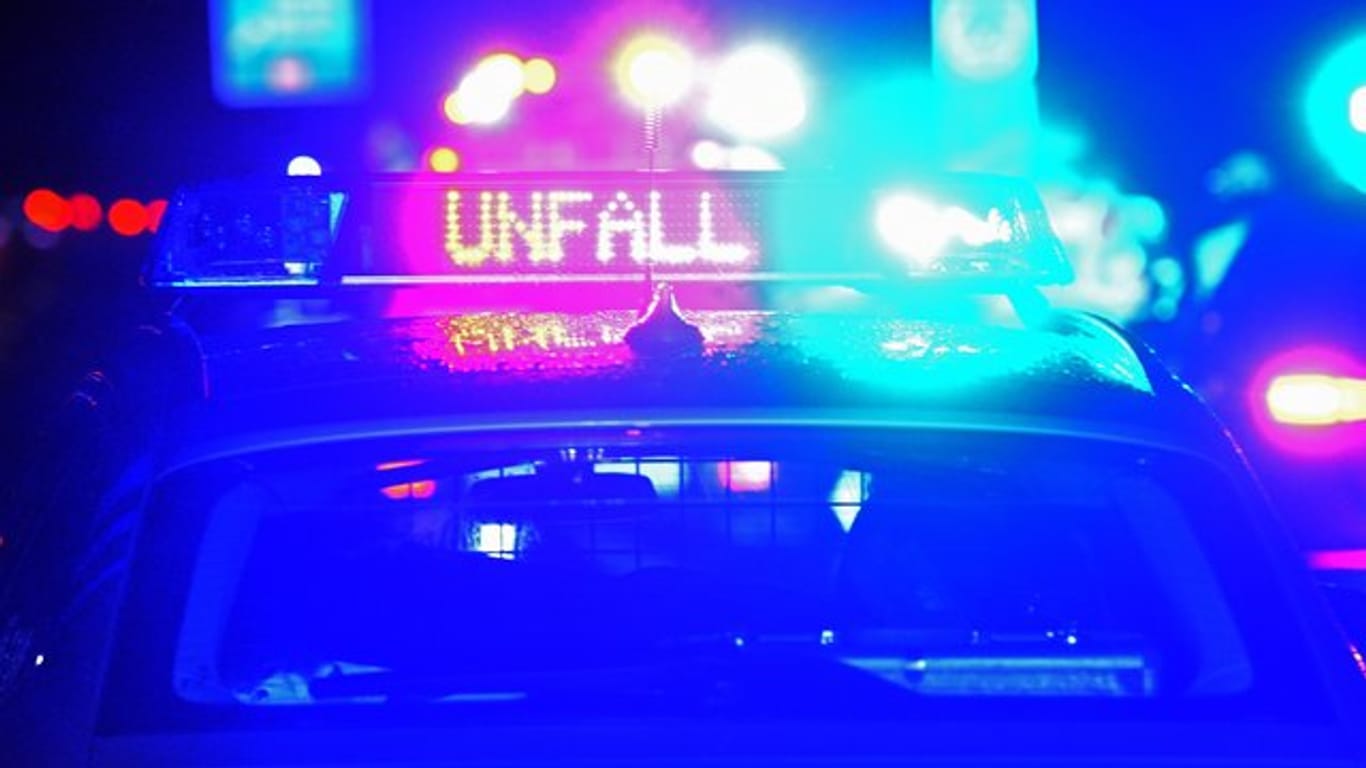Das Blaulicht eines Polizeiwagens an einem Unfallort.
