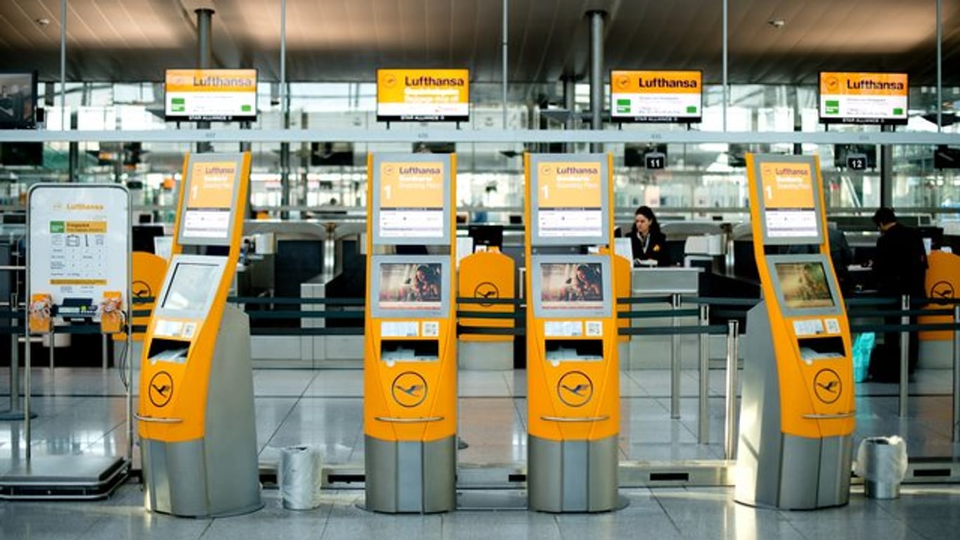 Leere Check-In-Automaten der Lufthansa: Seit der geplatzten BER-Eröffnung vor acht Jahren stehen 118 Check-In-Schalter ungenutzt herum.
