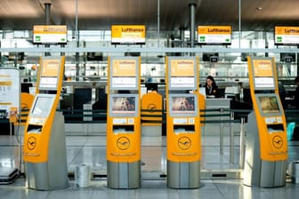 Leere Check-In-Automaten der Lufthansa: Seit der geplatzten BER-Eröffnung vor acht Jahren stehen 118 Check-In-Schalter ungenutzt herum.