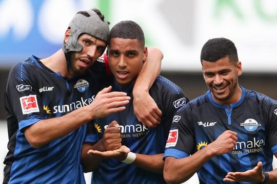 Paderborns Vize-Lapitän Klaus Gjasula (l), Torschütze Abdelhamid Sabiri (M) und Mohamed Dräger.