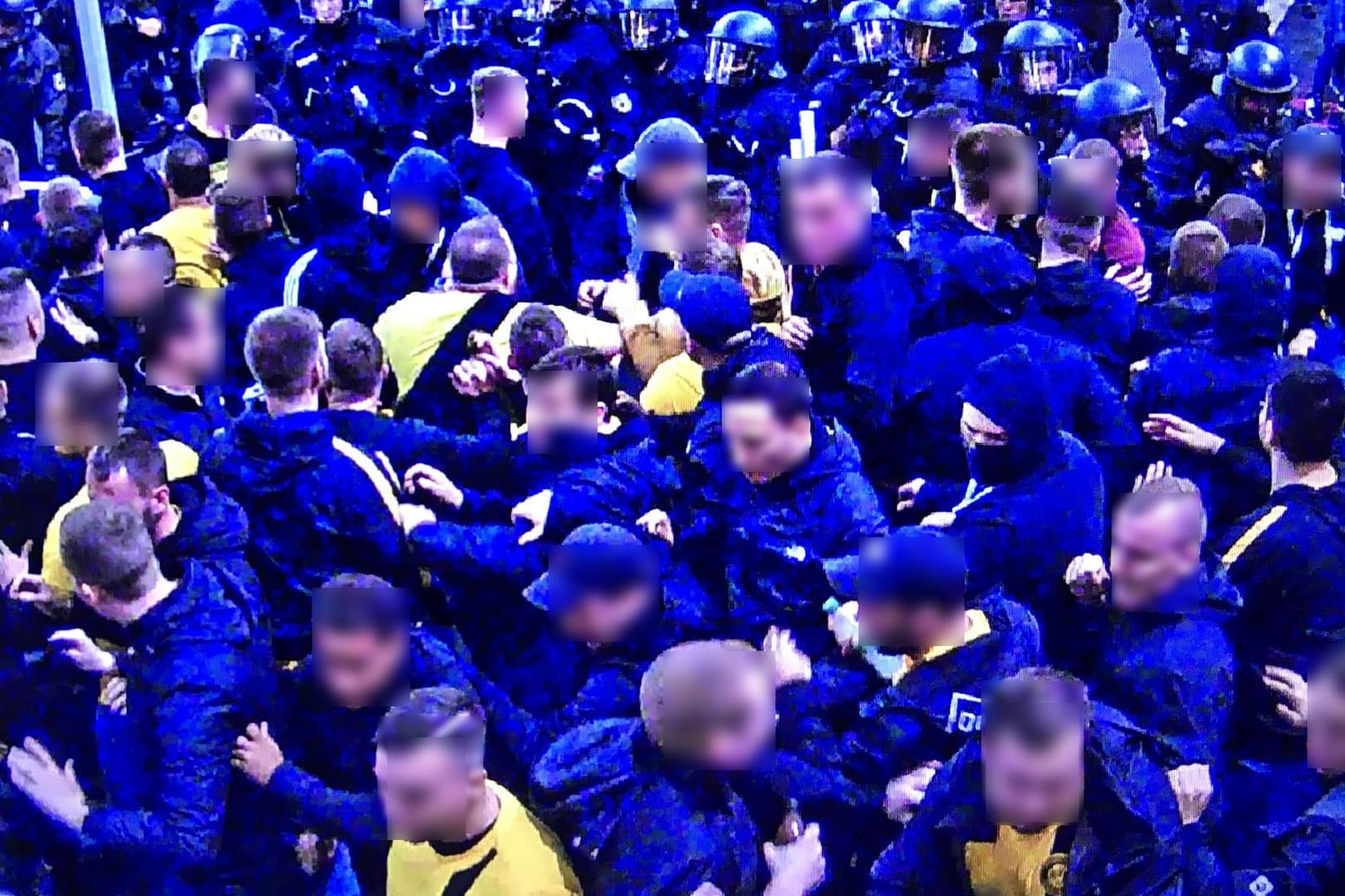 Aufnahmen einer Videokamera vom Dortmunder Hauptbahnhof: Wie viele Personen an der Auseinandersetzung beteiligt waren, ist nicht bekannt.