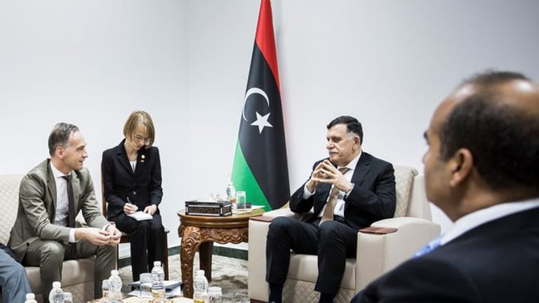 Bundesaußenminister Heiko Maas (l) im Gespräch mit Ministerpräsident Fajis al-Sarradsch, der die international anerkannte Regierung in Libyen führt.