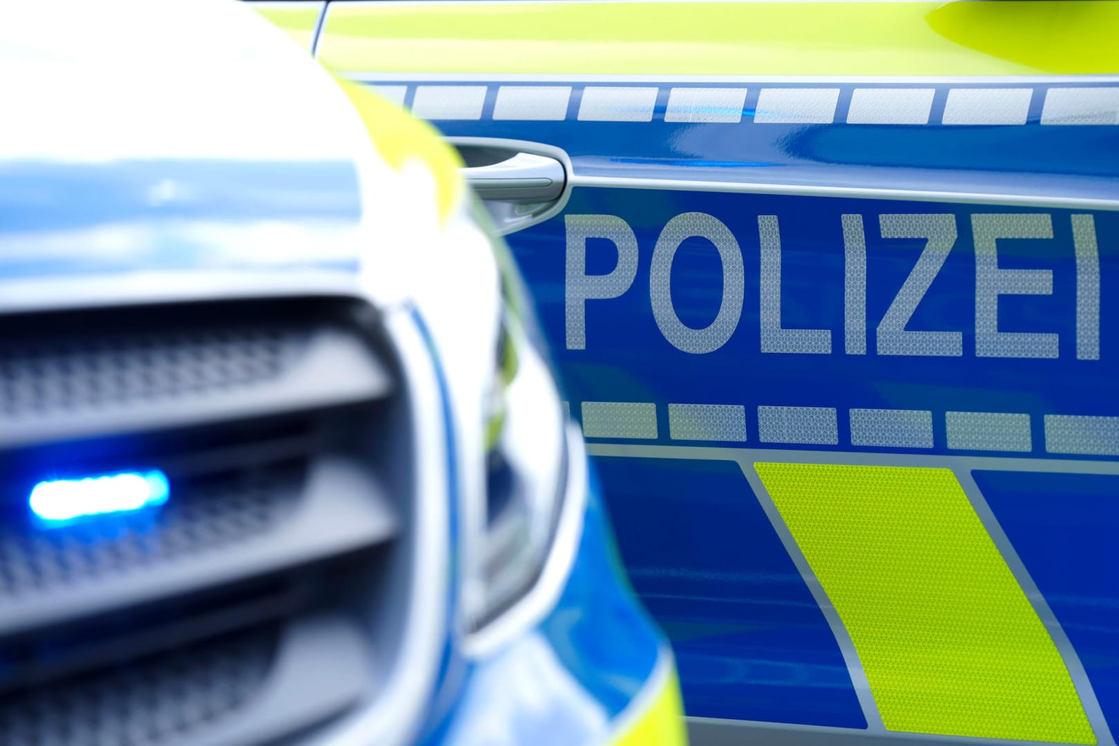 Streifenwagen der Polizei (Symbolbild): Der tatverdächtige Ex-Freund wurde inzwischen festgenommen.