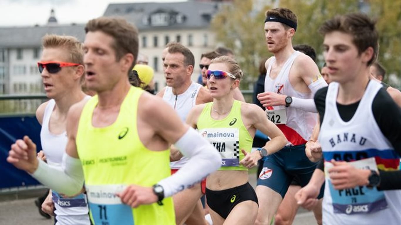 Katharina Steinruck (M) lief in Frankfurt in 2:27:26 Stunden ins Ziel und knackte damit die Olympia-Norm.