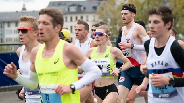 Katharina Steinruck (M) lief in Frankfurt in 2:27:26 Stunden ins Ziel und knackte damit die Olympia-Norm.