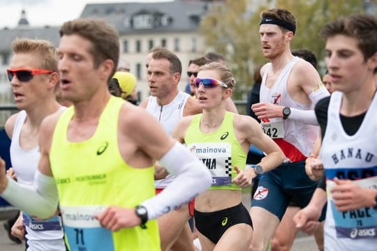 Katharina Steinruck (M) lief in Frankfurt in 2:27:26 Stunden ins Ziel und knackte damit die Olympia-Norm.