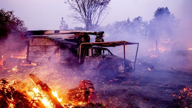 In Kalifornien sind durch Waldbrände wieder Dutzende Häuser zerstört worden. In Kalifornien sind durch Waldbrände wieder Dutzende Häuser zerstört worden.