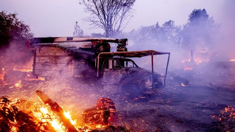 In Kalifornien sind durch Waldbrände wieder Dutzende Häuser zerstört worden.