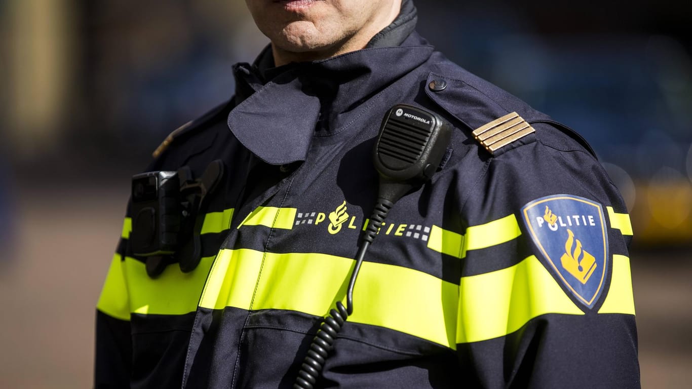 Niederländischer Polizist (Symbolbild): Bei den beiden Mordopfern soll es sich um Ehepartner handeln.