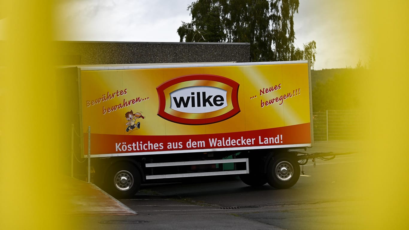 Firmen-LKW-Anhänger des Wurstherstellers Wilke: Es könnten in Haushalten und Supermärkten noch Fertiggerichte lagern, in denen Wilke-Ware verarbeitet worden sei.