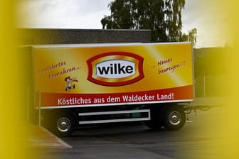 Firmen-LKW-Anhänger des Wurstherstellers Wilke: Es könnten in Haushalten und Supermärkten noch Fertiggerichte lagern, in denen Wilke-Ware verarbeitet worden sei.