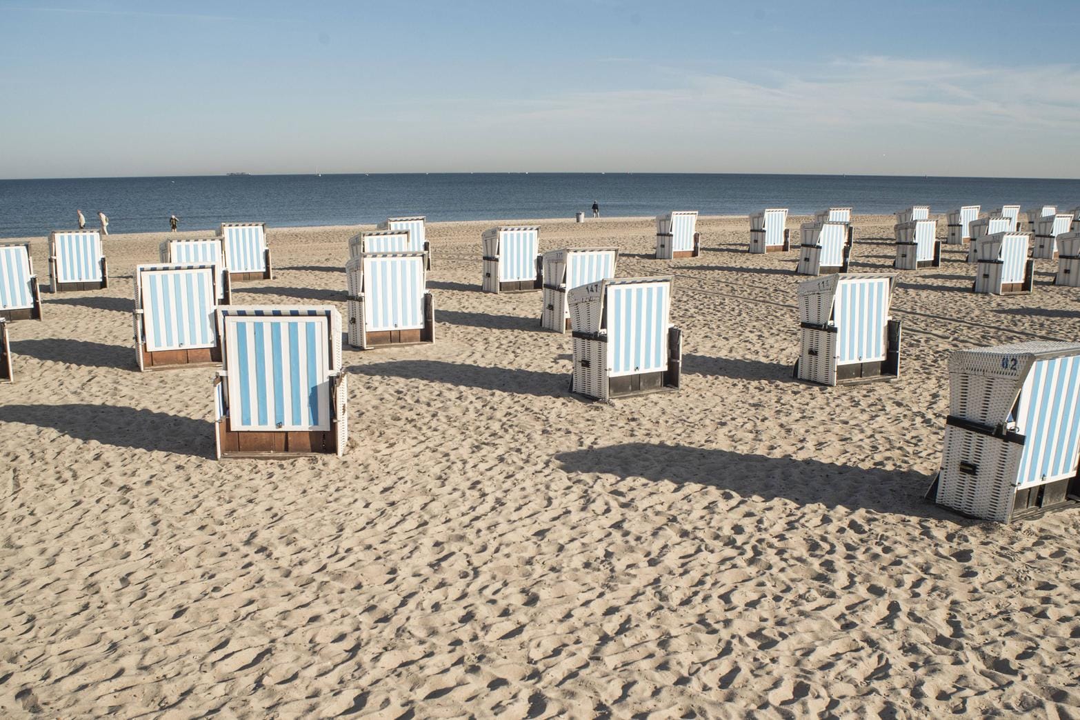 Strandkörbe am Strand von Warnemünde (Symbolbild): Die Identität des Toten ist noch unbekannt.