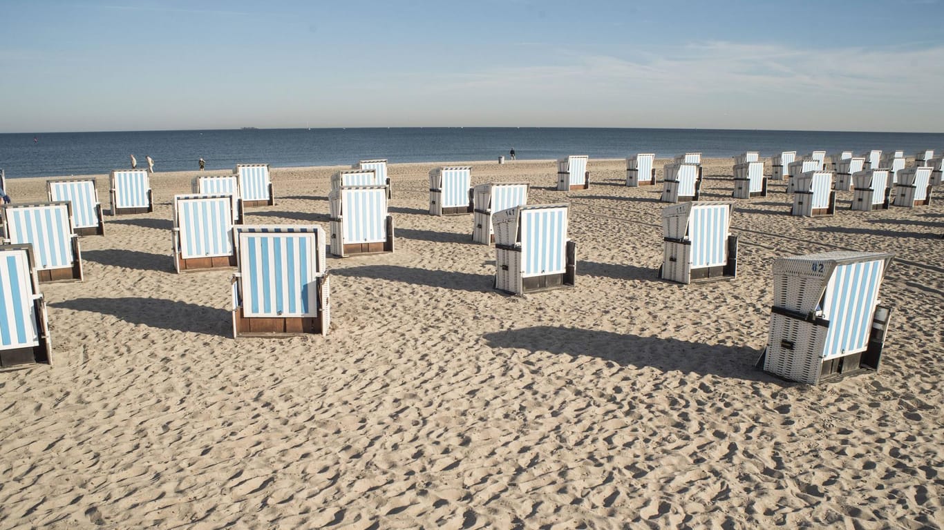 Strandkörbe am Strand von Warnemünde (Symbolbild): Die Identität des Toten ist noch unbekannt.